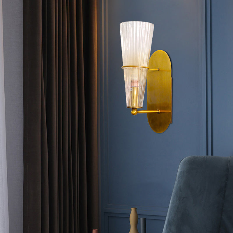 Aplique de pared cónico de latón moderno de mediados de siglo para interiores con vidrio acanalado transparente - Luz única