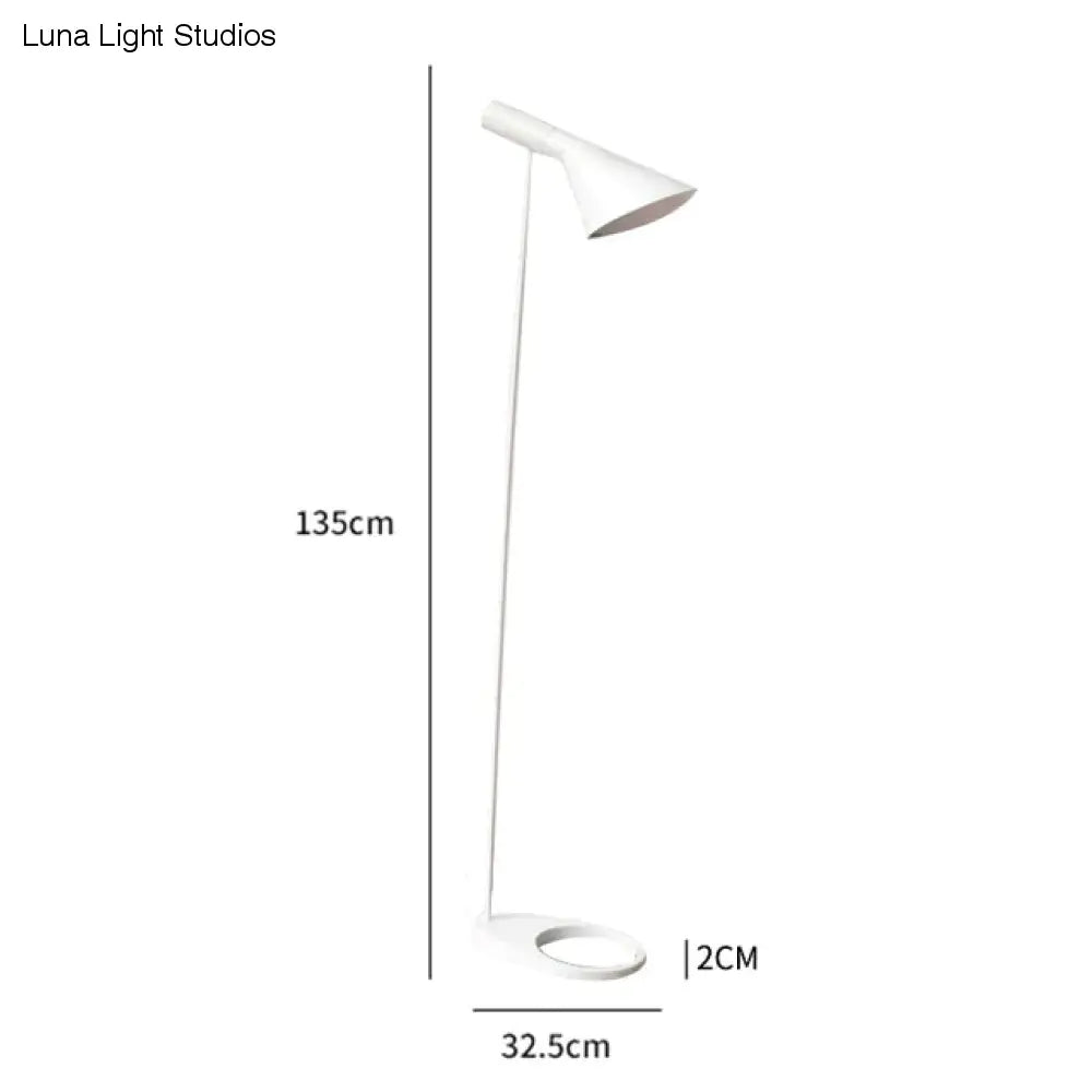 Lámpara de pie AJ ​​de diseño nórdico, luz de pie de Metal negro para sala de estar, dormitorio, mesita de noche, lámparas de pie decorativas, Luminaria de iluminación