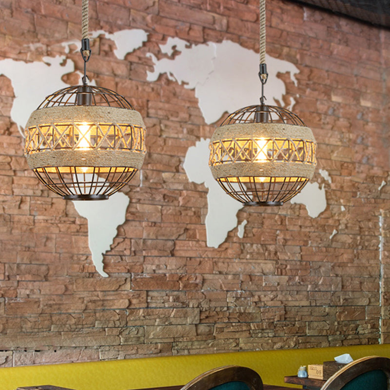 Lampa wisząca sferyczna w rustykalnym stylu industrialnym w kolorze czarnym
