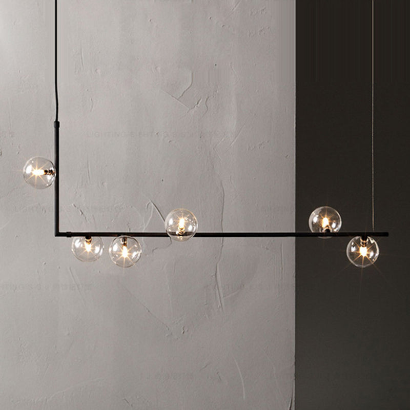 Luminaire suspendu linéaire noir minimaliste moderne à 6 lumières avec abat-jour en verre sphérique pour le salon.