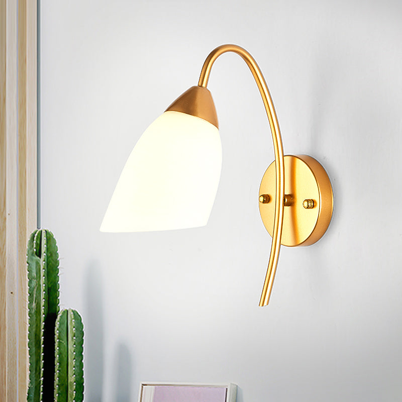 Applique moderno da parete color oro con paralume in vetro bianco svasato per camera da letto