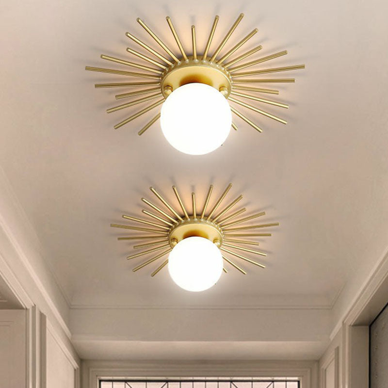 Elegancka lampa sufitowa z opalowego szkła, montowana częściowo w jednej płaszczyźnie, do przedpokoju — wzór Golden Sunburst