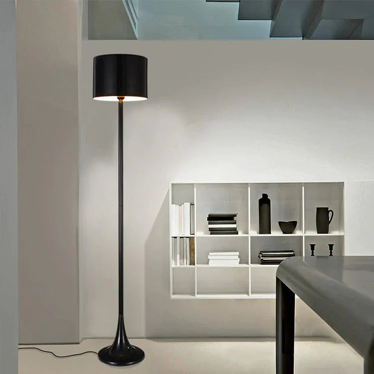 Lampada da terra per gentiluomo Creativo semplice soggiorno Comodino per hotel Lampada da terra moderna in ferro Lampada da notte