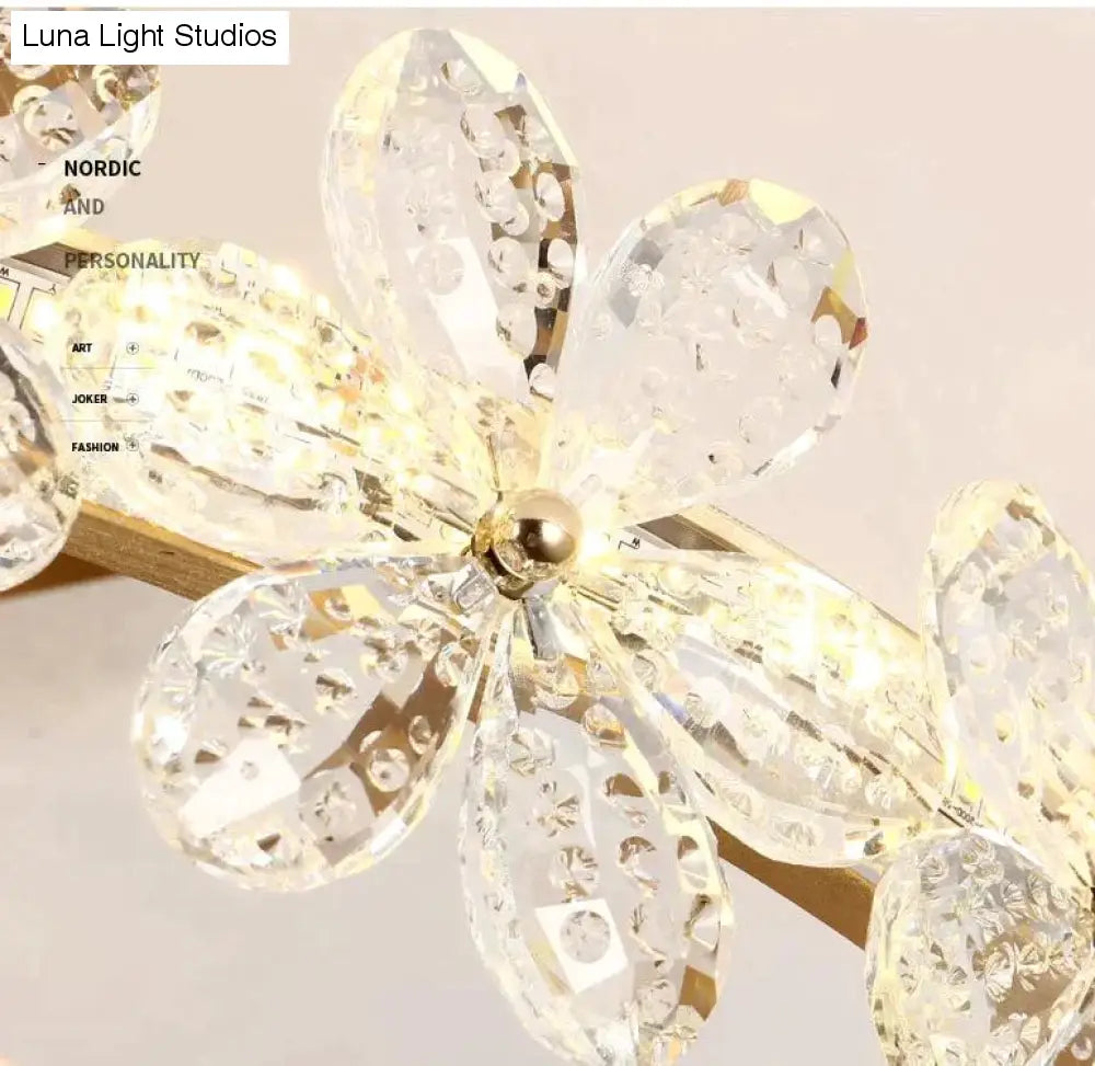 Lampa sufitowa z kryształowym kwiatem w sypialni w stylu nordyckim