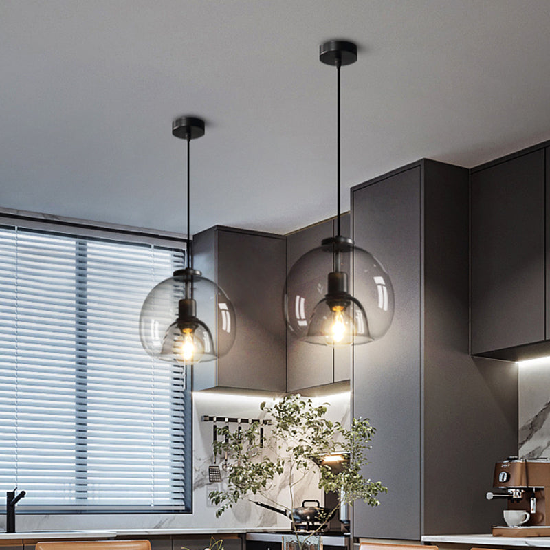 Hängelampe mit mundgeblasener Glaskuppel, minimalistische 1-flammige schwarze Hängeleuchte über dem Tisch