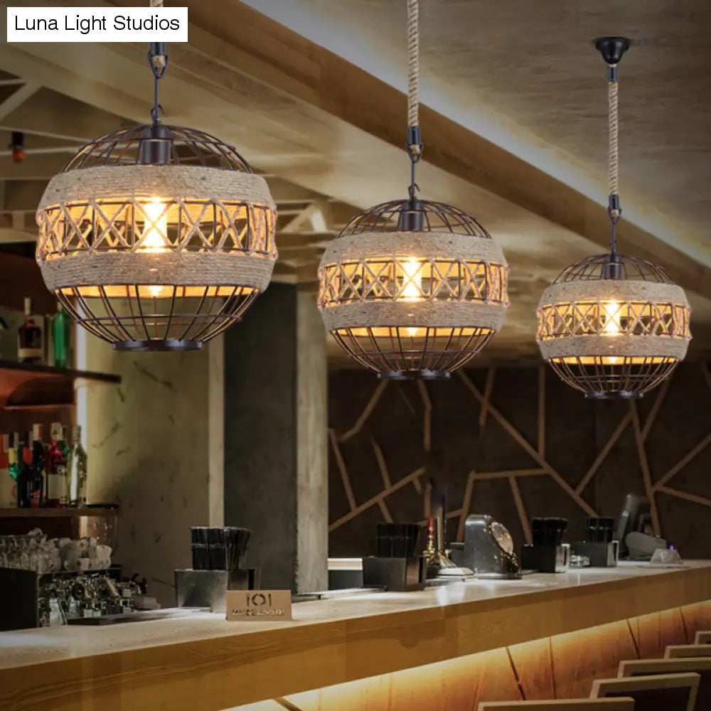 Lampa wisząca sferyczna w rustykalnym stylu industrialnym w kolorze czarnym