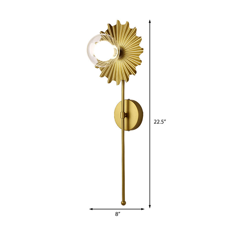 Aplique de pared de antorcha de latón moderno de mediados de siglo - metal y vidrio transparente - lámpara de pared de 1 luz