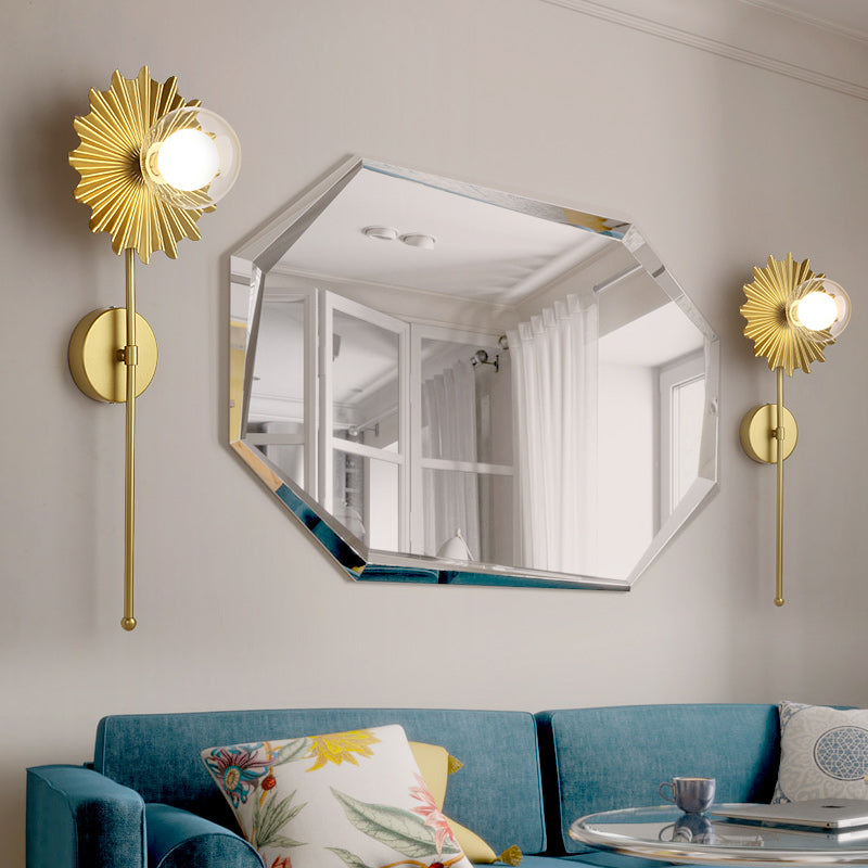 Aplique de pared de antorcha de latón moderno de mediados de siglo - metal y vidrio transparente - lámpara de pared de 1 luz
