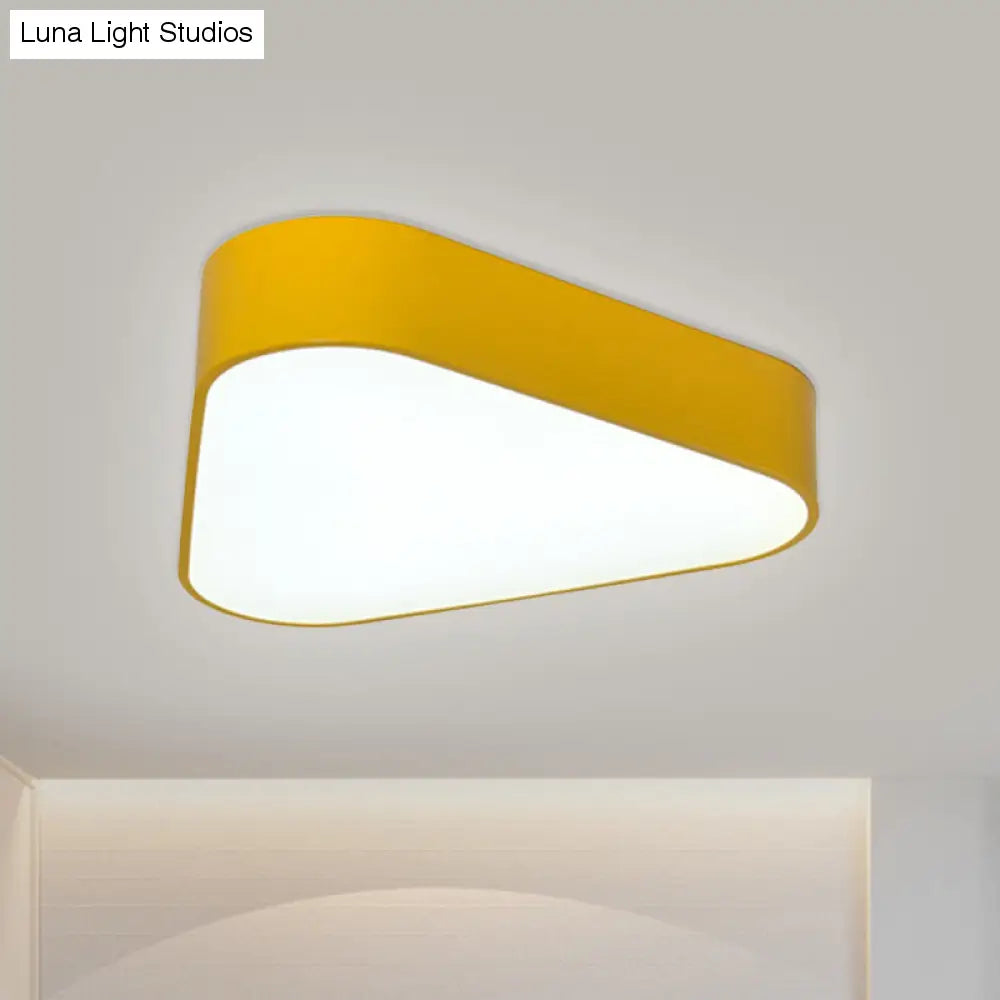 Dreiecksspaß: LED-Unterputzleuchte aus Acryl für Kinder in Weiß/Gelb/Violett für deckennahe Beleuchtung