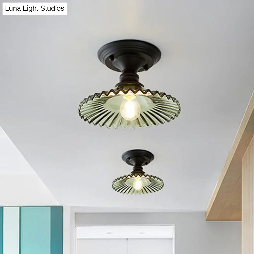 Semi-affleurant industriel festonné – Luminaire à une lumière en verre nervuré transparent/vert pour les espaces intérieurs