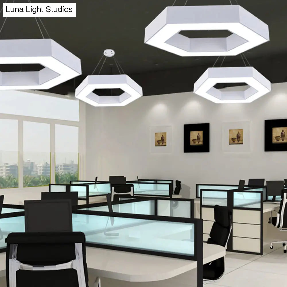 Nowoczesna akrylowa sześciokątna lampa wisząca w kolorze czarno-białym do biura