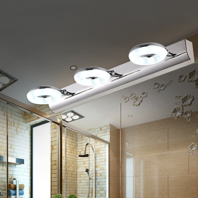 Lámpara de tocador de pared para baño de 2/3 cabezales con pantalla acrílica - Acabado plateado, iluminación blanca cálida