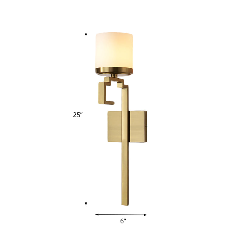 Wandleuchte aus Messing aus der Mitte des Jahrhunderts mit opalmattem Glas und orientalischen Elementen