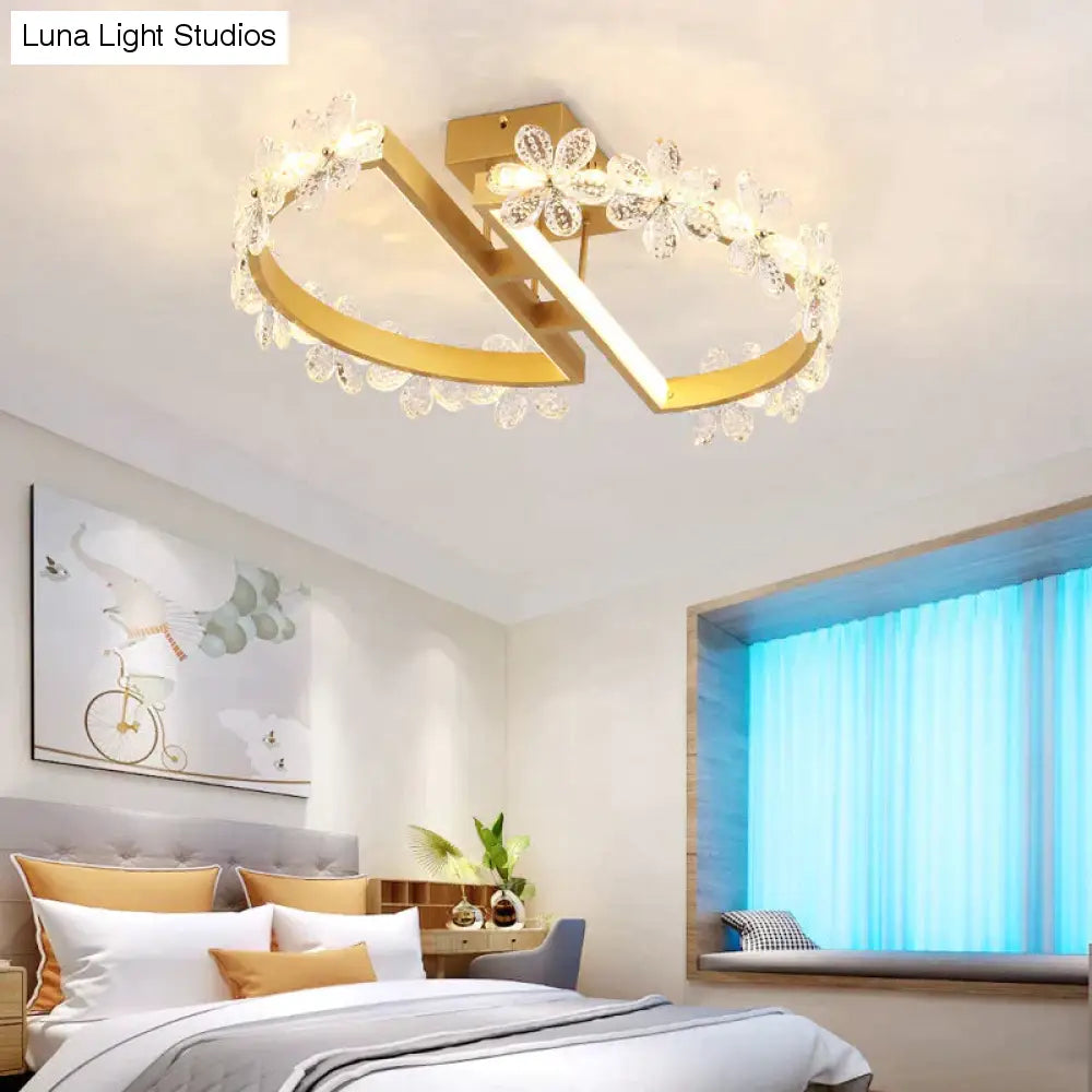 Lampa sufitowa z kryształowym kwiatem w sypialni w stylu nordyckim
