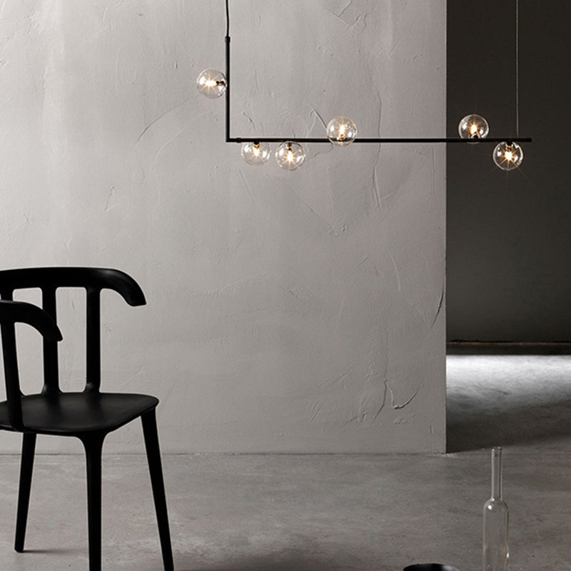 Luminaire suspendu linéaire noir minimaliste moderne à 6 lumières avec abat-jour en verre sphérique pour le salon.