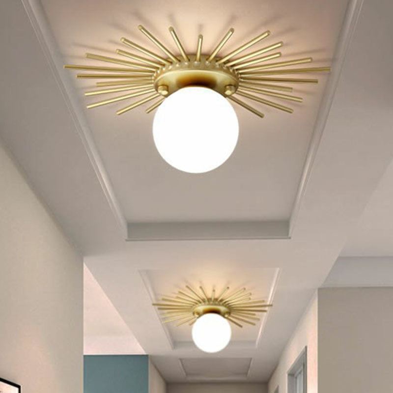 Elegancka lampa sufitowa z opalowego szkła, montowana częściowo w jednej płaszczyźnie, do przedpokoju — wzór Golden Sunburst