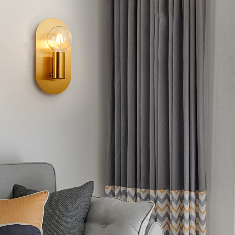 Moderne goldene Wandlampe mit freiliegender Glühbirne und Metallrückplatte