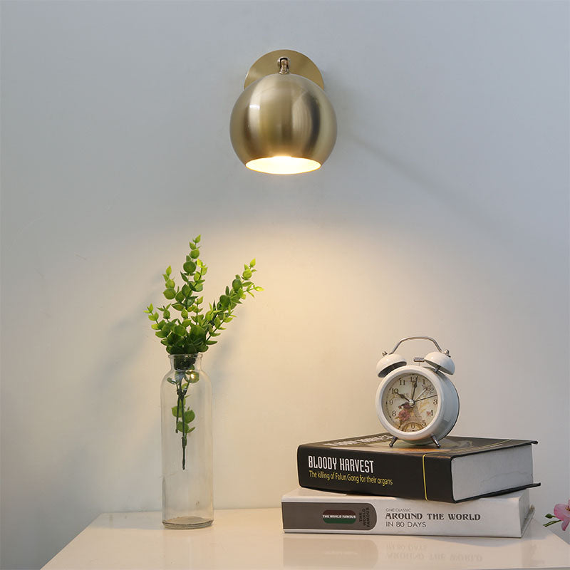 Moderna lampada da parete a LED con cupola in ottone e supporto in metallo - Perfetta per il soggiorno