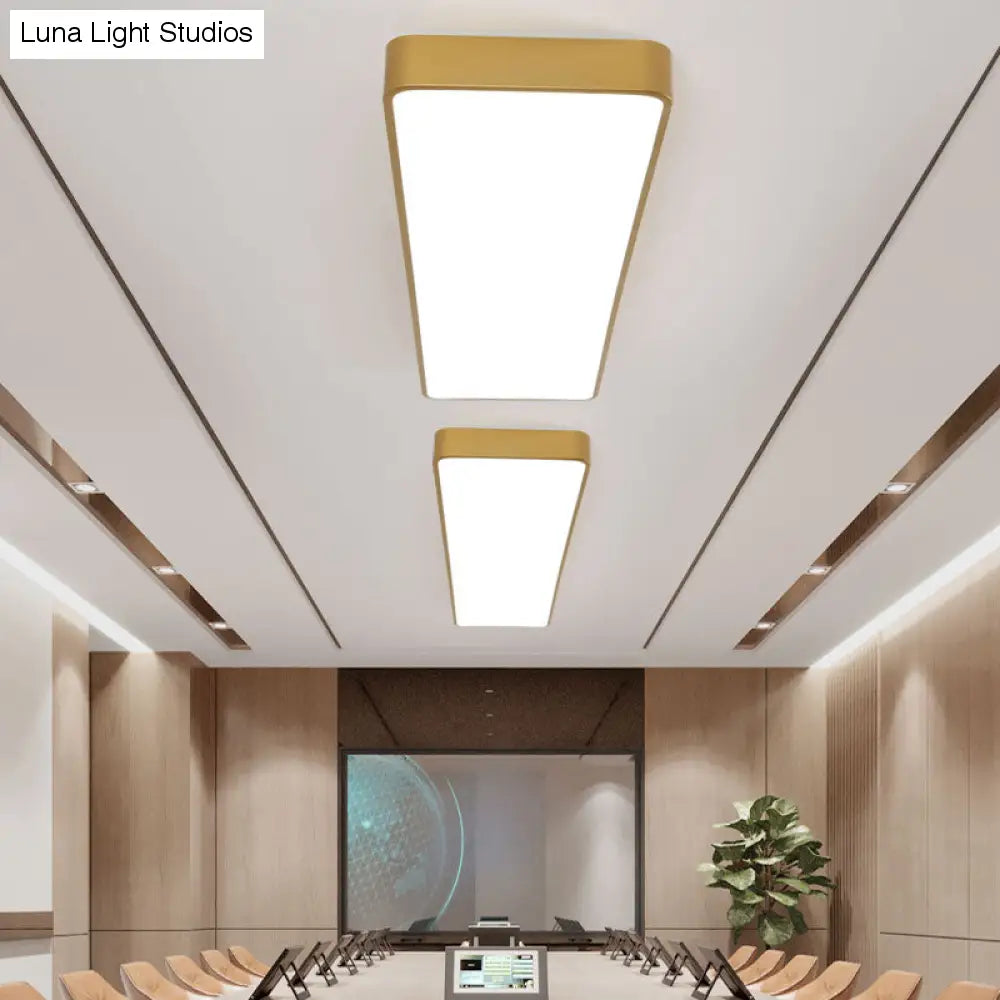 Biurowa lampa LED do montażu podtynkowego o minimalistycznym metalowym kształcie prostokąta i wykończeniu w kształcie słojów drewna — nowoczesne oświetlenie sufitowe