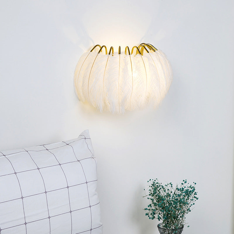 Applique da parete in piuma nordica per illuminazione ambientale della camera da letto