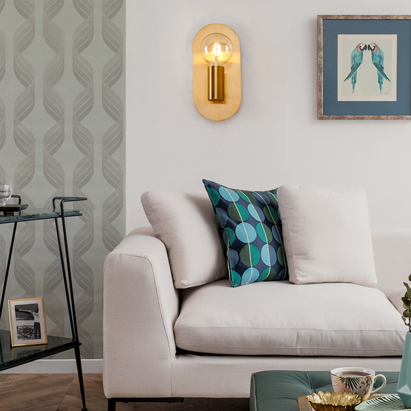 Moderne goldene Wandlampe mit freiliegender Glühbirne und Metallrückplatte