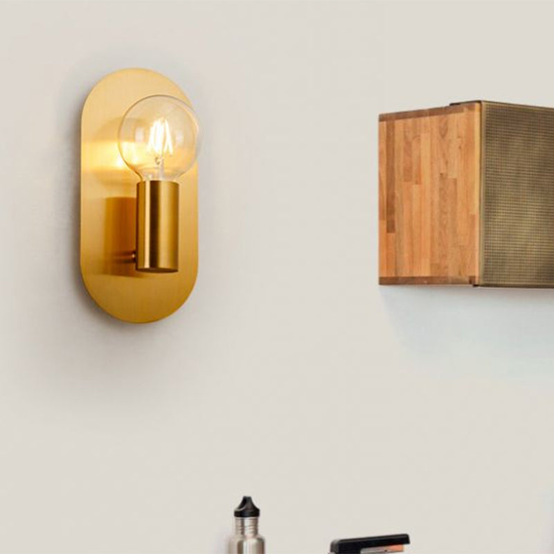Moderne goldene Wandlampe mit freiliegender Glühbirne und Metallrückplatte