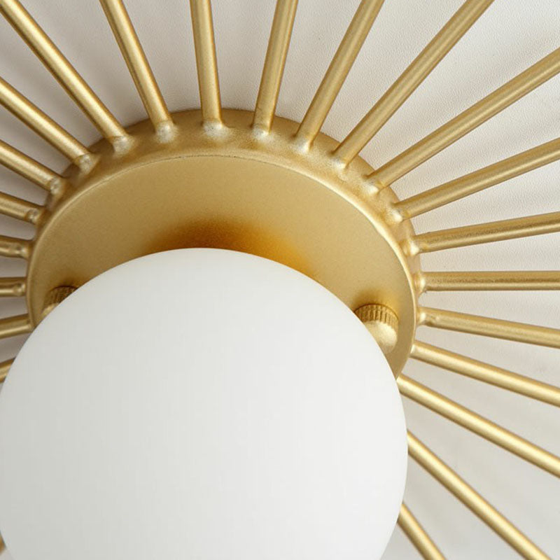 Elegancka lampa sufitowa z opalowego szkła, montowana częściowo w jednej płaszczyźnie, do przedpokoju — wzór Golden Sunburst