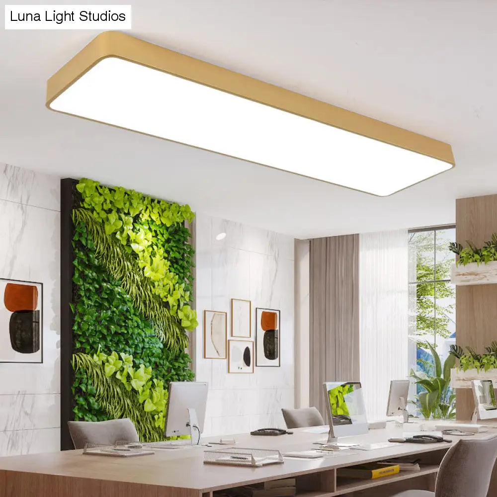 Biurowa lampa LED do montażu podtynkowego o minimalistycznym metalowym kształcie prostokąta i wykończeniu w kształcie słojów drewna — nowoczesne oświetlenie sufitowe