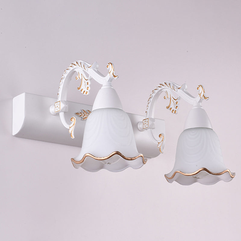 Wandleuchte aus elfenbeinfarbenem Glas – klassisches Blumendesign, ideal für Badezimmer