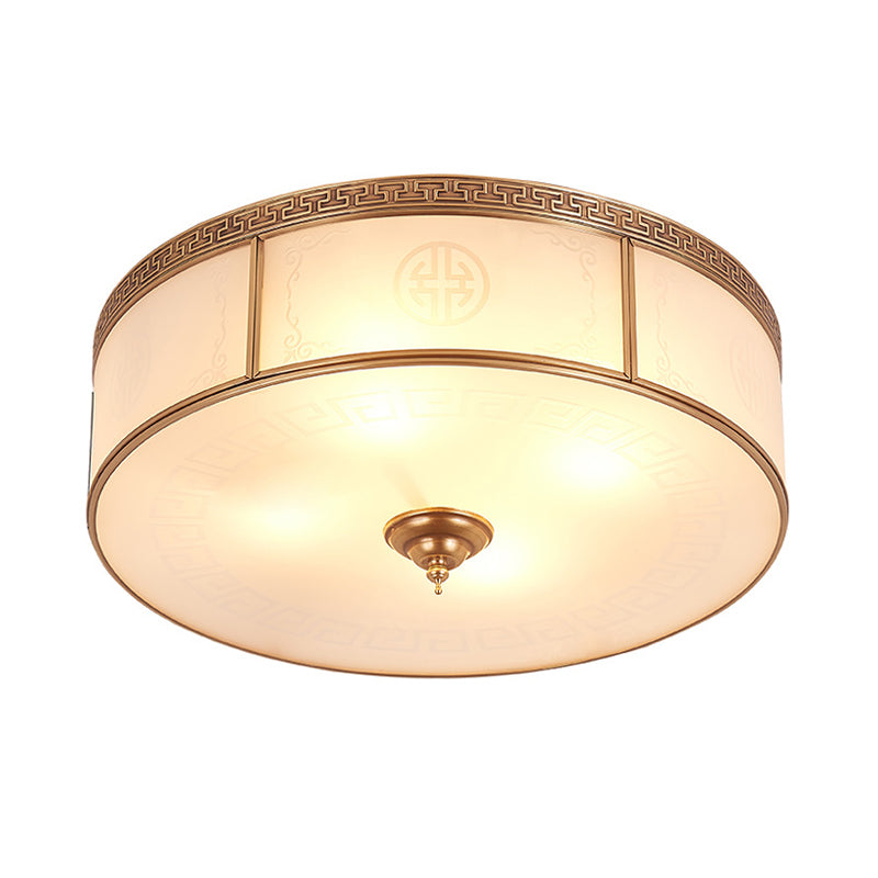 Lampa sufitowa do montażu podtynkowego ze szkła opalowego, z klasycznym mosiężnym wykończeniem