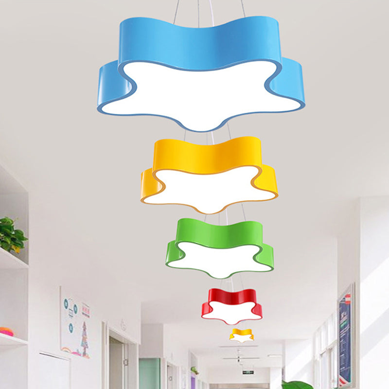 Lámpara colgante LED para centro de cuidado infantil, colgante en forma de gota con acabado rojo/verde/amarillo y pantalla acrílica de estrella, 11