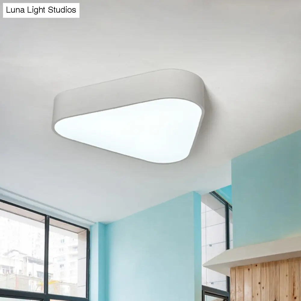 Dreiecksspaß: LED-Unterputzleuchte aus Acryl für Kinder in Weiß/Gelb/Violett für deckennahe Beleuchtung