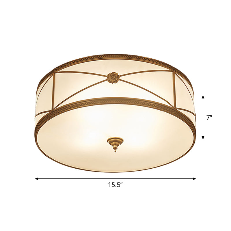 Lampa sufitowa do montażu podtynkowego ze szkła opalowego, z klasycznym mosiężnym wykończeniem