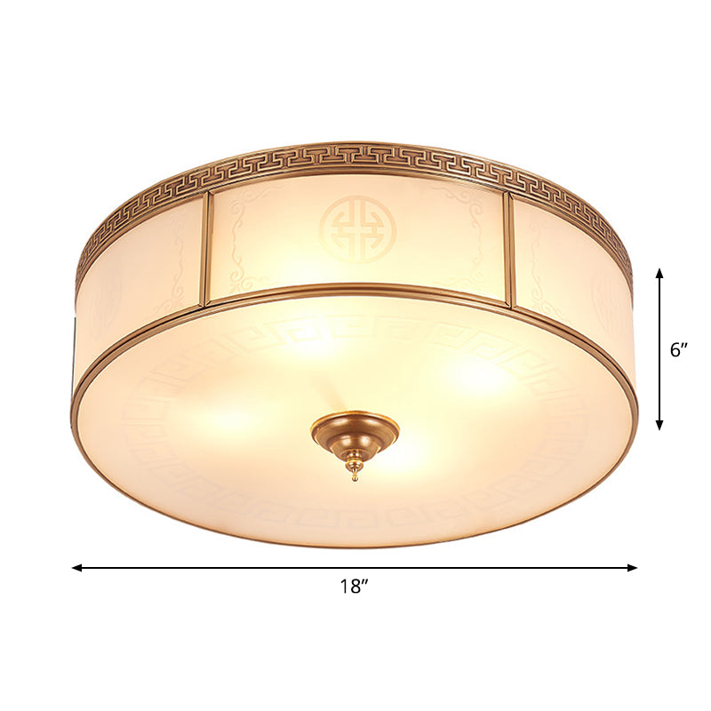 Lampa sufitowa do montażu podtynkowego ze szkła opalowego, z klasycznym mosiężnym wykończeniem