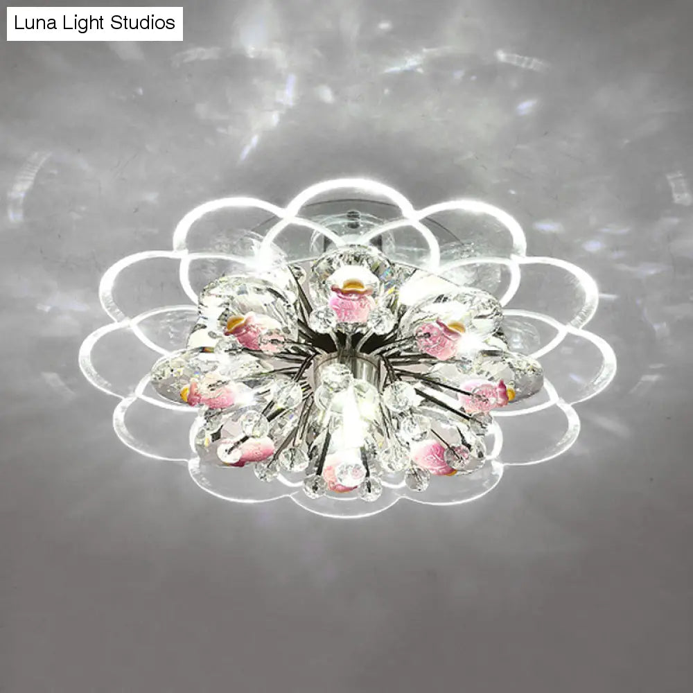 Plafonnier LED floral moderne à encastrer avec cristal biseauté en rouge pour porche, avec options de lumière rose, blanche et chaude.
