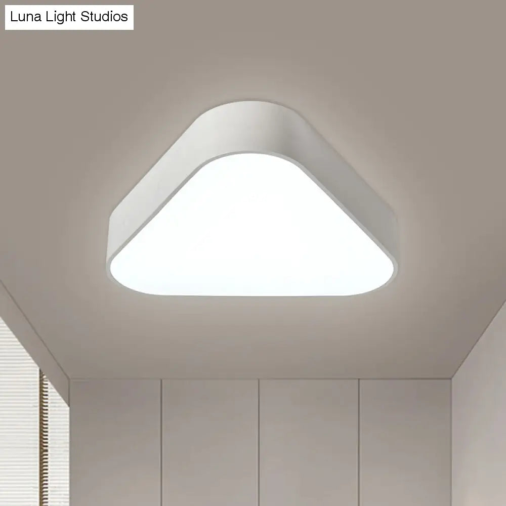 Dreiecksspaß: LED-Unterputzleuchte aus Acryl für Kinder in Weiß/Gelb/Violett für deckennahe Beleuchtung