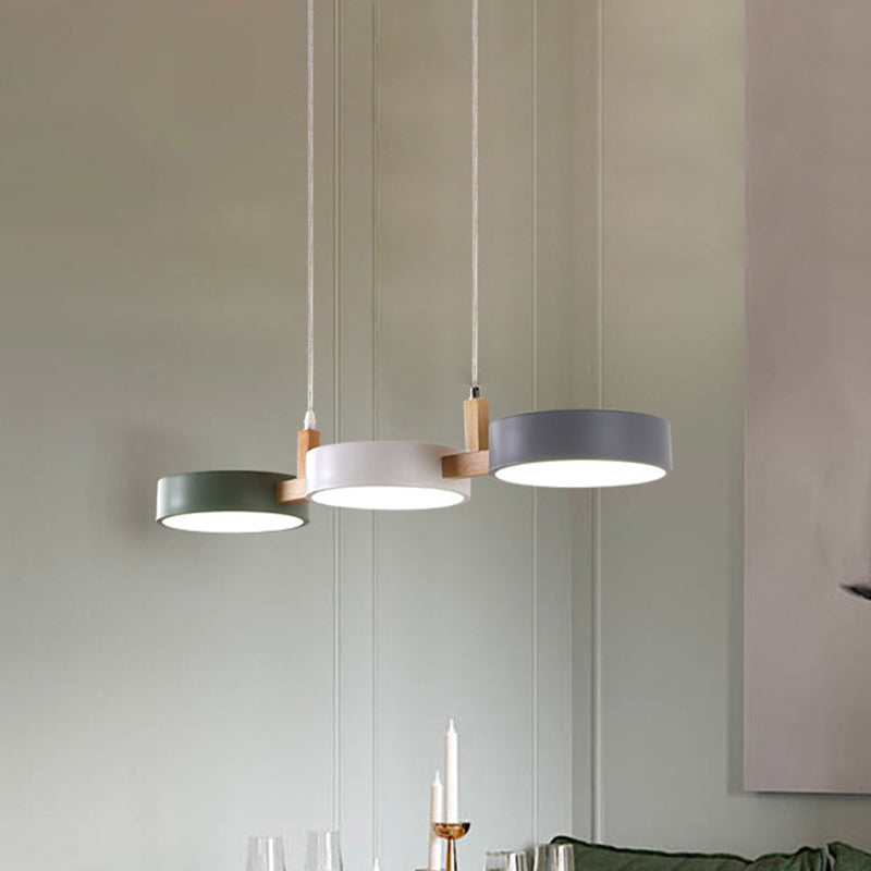 Metallzylinder-Mehrlicht-Pendelleuchte Nordic 3-Kopf-Weiß-Grau-Grün-Deckenlampe mit Holzarm