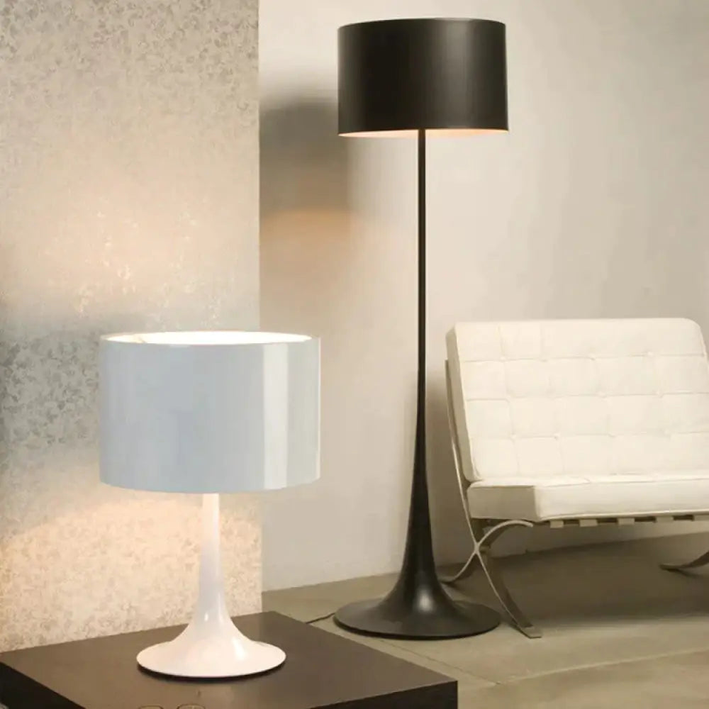 Lampada da terra per gentiluomo Creativo semplice soggiorno Comodino per hotel Lampada da terra moderna in ferro Lampada da notte