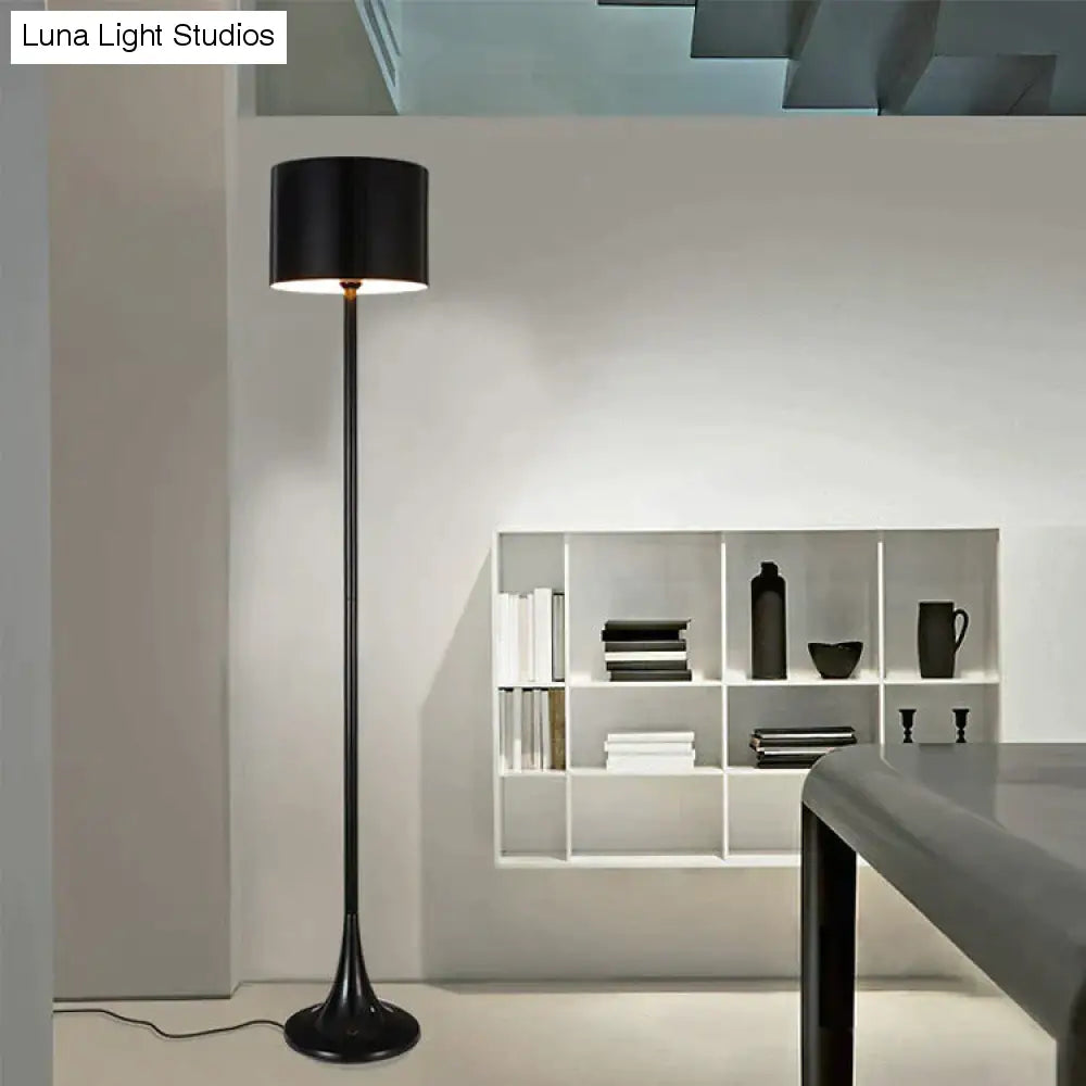 Lampada da terra per gentiluomo Creativo semplice soggiorno Comodino per hotel Lampada da terra moderna in ferro Lampada da notte