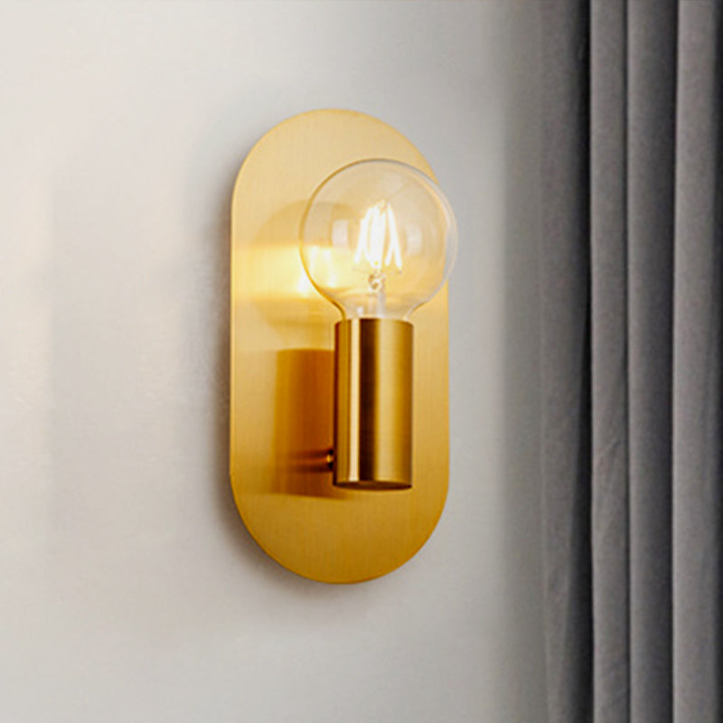 Moderne goldene Wandlampe mit freiliegender Glühbirne und Metallrückplatte