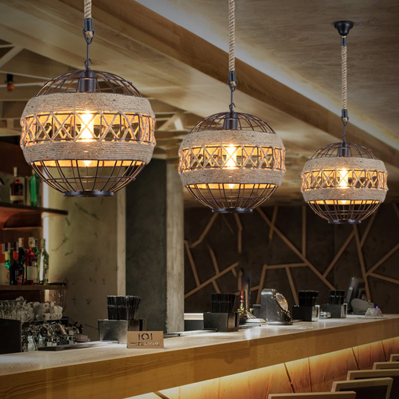 Lampa wisząca sferyczna w rustykalnym stylu industrialnym w kolorze czarnym