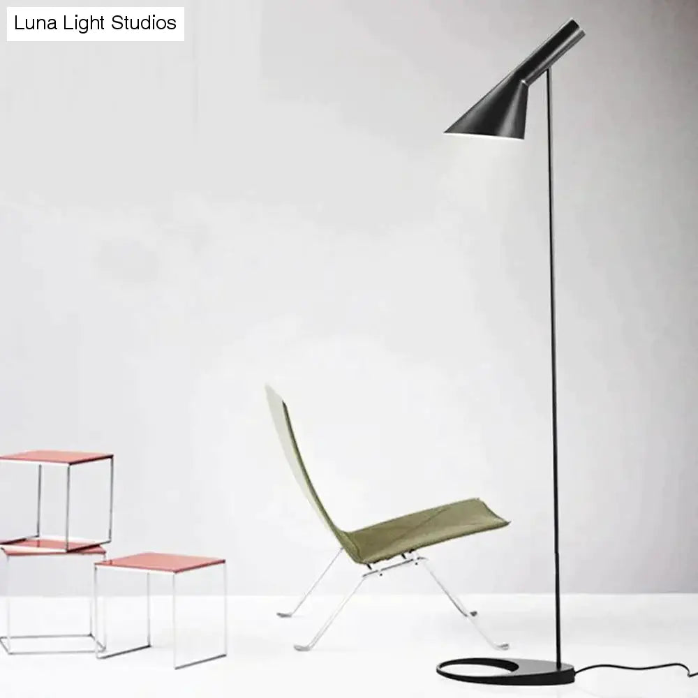 Lámpara de pie AJ ​​de diseño nórdico, luz de pie de Metal negro para sala de estar, dormitorio, mesita de noche, lámparas de pie decorativas, Luminaria de iluminación