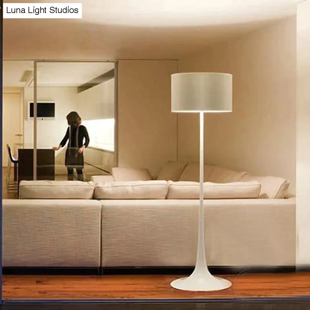 Lampada da terra per gentiluomo Creativo semplice soggiorno Comodino per hotel Lampada da terra moderna in ferro Lampada da notte