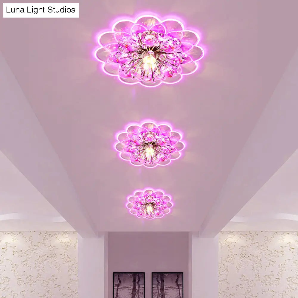 Plafonnier LED floral moderne à encastrer avec cristal biseauté en rouge pour porche, avec options de lumière rose, blanche et chaude.