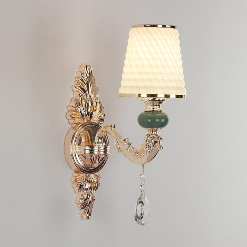 Klassische Wandleuchte mit strukturiertem Glas und hängendem Kristall in Gold