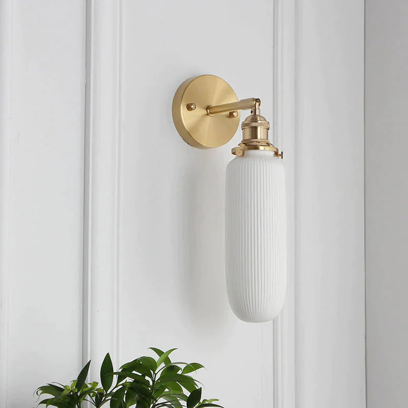 Scandinavische minimalistische slaapkamer nachtkastje badkamer koperen wandlamp