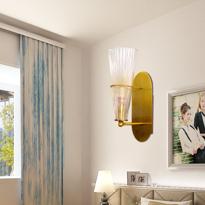 Aplique de pared cónico de latón moderno de mediados de siglo para interiores con vidrio acanalado transparente - Luz única