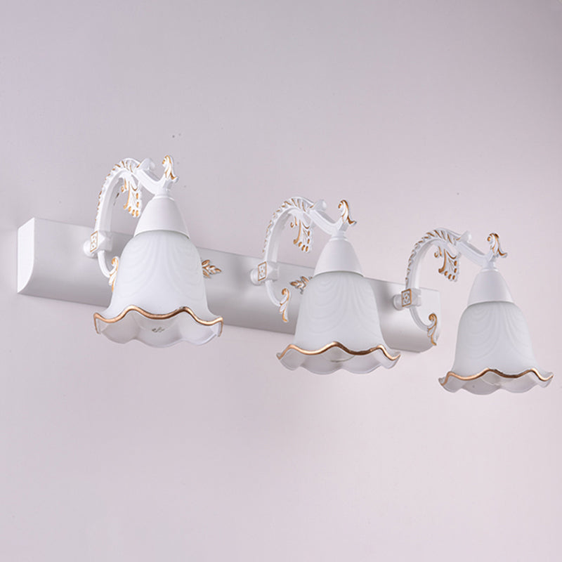 Wandleuchte aus elfenbeinfarbenem Glas – klassisches Blumendesign, ideal für Badezimmer
