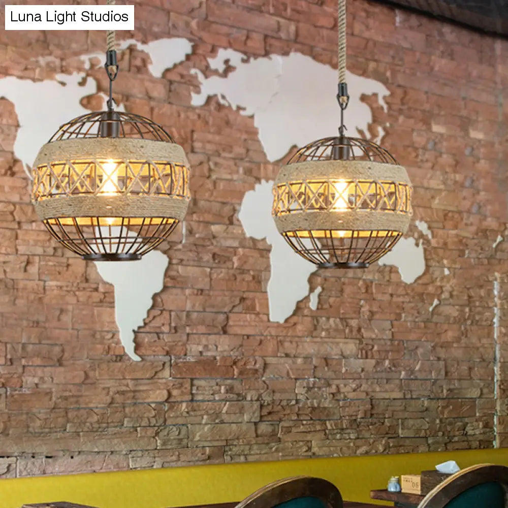 Lampa wisząca sferyczna w rustykalnym stylu industrialnym w kolorze czarnym