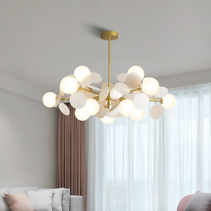 Lámpara de araña con esfera de latón, accesorio de iluminación colgante de vidrio lechoso contemporáneo con decoración multicírculo